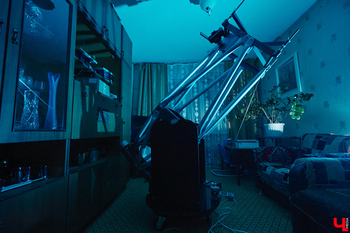 Есть ли жизнь на Марсе, нет ли жизни на Марсе? Этот философский вопрос в новогодние праздники задают не только почитатели легендарного фильма, но и астроном-любитель из Владимира Антон Андрианов. За всеми объектами на небе он теперь следит с помощью самого мощного телескопа, который сам же и собрал.