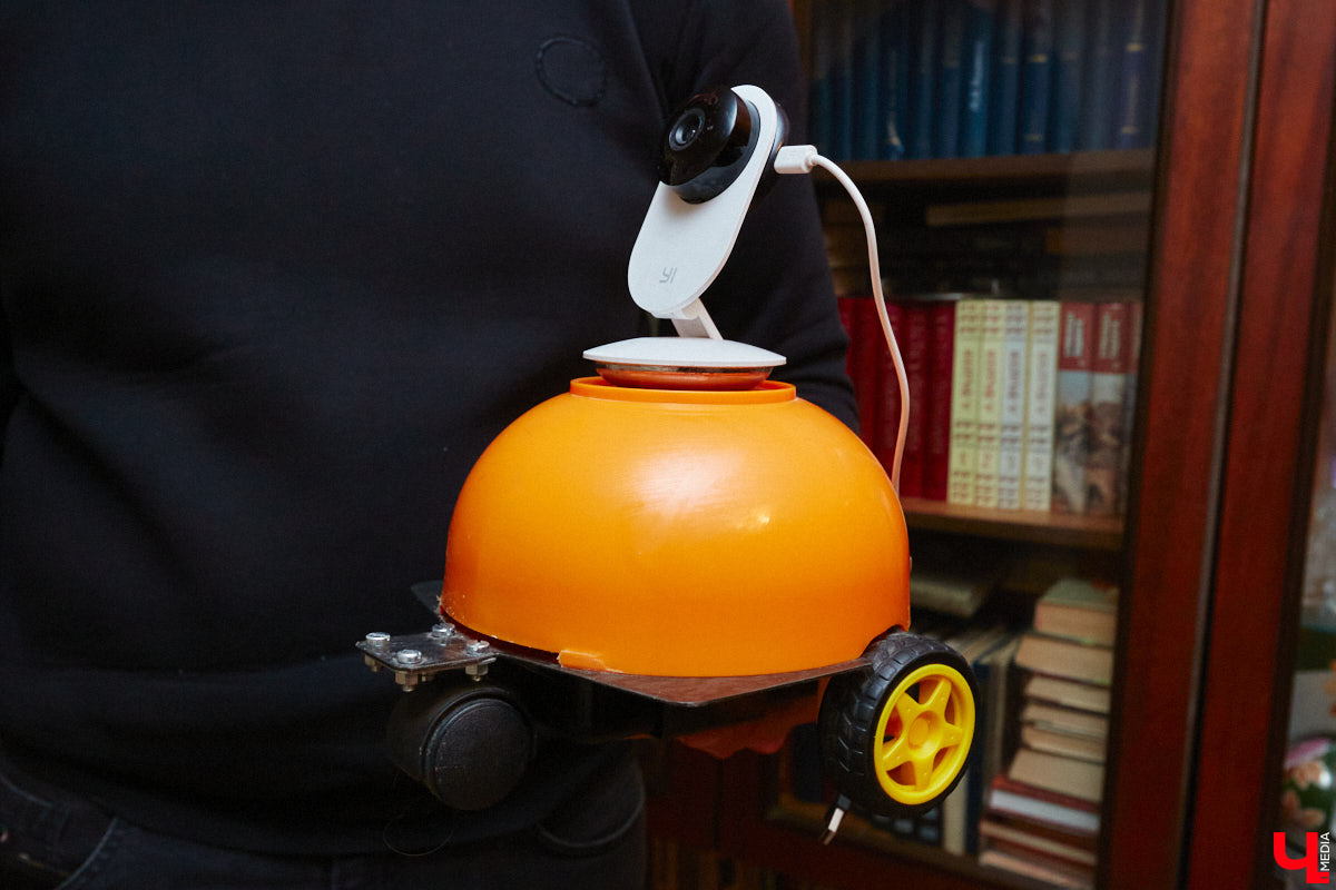 Есть ли жизнь на Марсе, нет ли жизни на Марсе? Этот философский вопрос в новогодние праздники задают не только почитатели легендарного фильма, но и астроном-любитель из Владимира Антон Андрианов. За всеми объектами на небе он теперь следит с помощью самого мощного телескопа, который сам же и собрал.