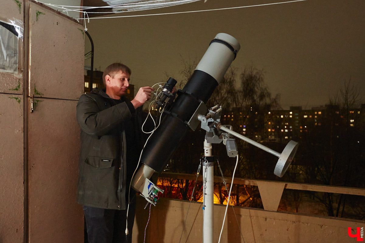 Есть ли жизнь на Марсе, нет ли жизни на Марсе? Этот философский вопрос в новогодние праздники задают не только почитатели легендарного фильма, но и астроном-любитель из Владимира Антон Андрианов. За всеми объектами на небе он теперь следит с помощью самого мощного телескопа, который сам же и собрал.