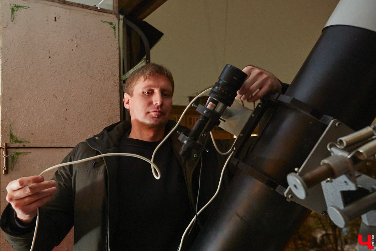 Есть ли жизнь на Марсе, нет ли жизни на Марсе? Этот философский вопрос в новогодние праздники задают не только почитатели легендарного фильма, но и астроном-любитель из Владимира Антон Андрианов. За всеми объектами на небе он теперь следит с помощью самого мощного телескопа, который сам же и собрал.