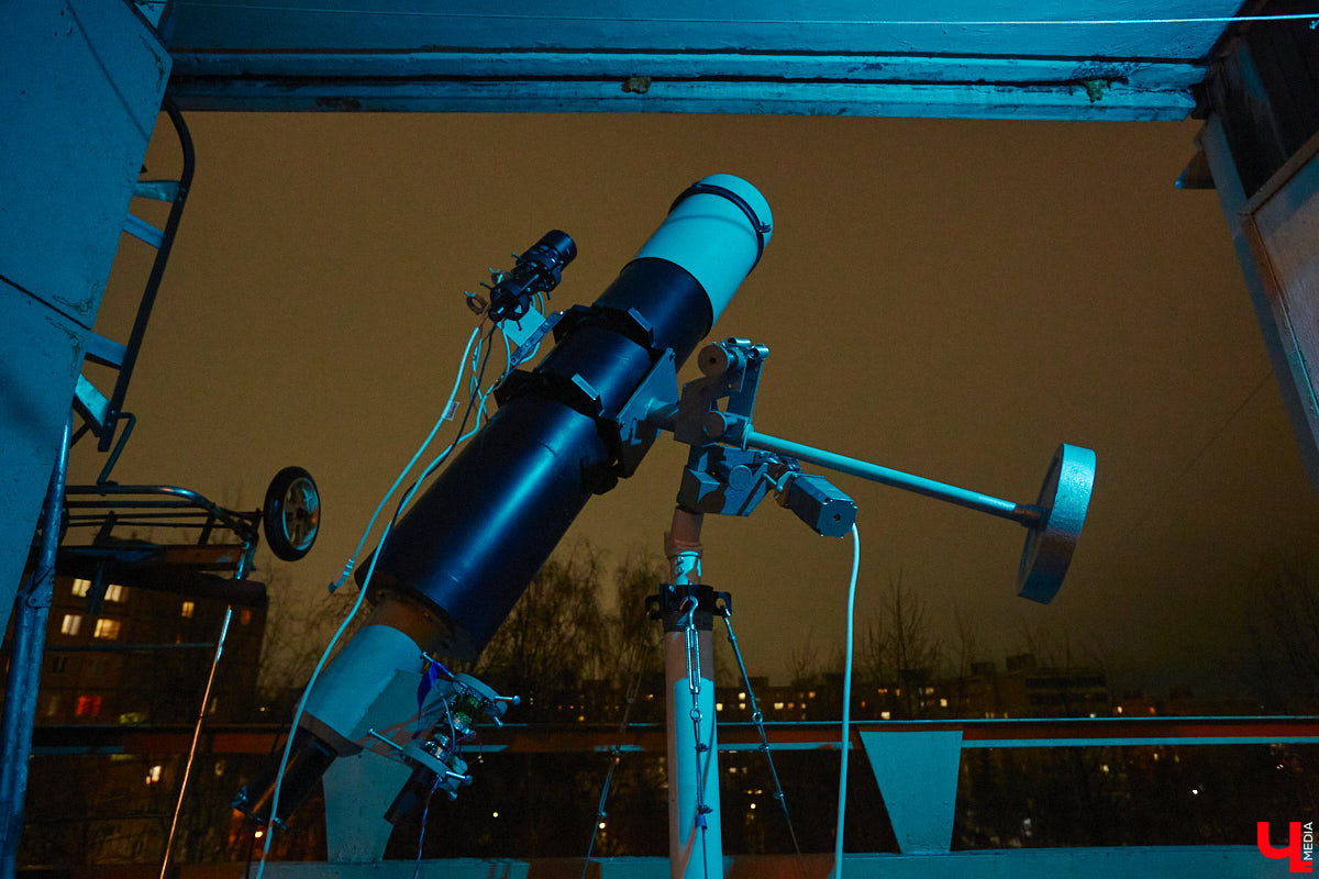 Есть ли жизнь на Марсе, нет ли жизни на Марсе? Этот философский вопрос в новогодние праздники задают не только почитатели легендарного фильма, но и астроном-любитель из Владимира Антон Андрианов. За всеми объектами на небе он теперь следит с помощью самого мощного телескопа, который сам же и собрал.