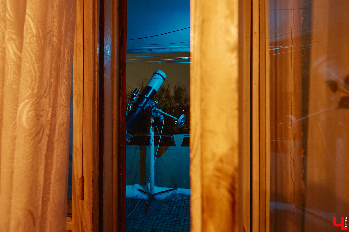 Есть ли жизнь на Марсе, нет ли жизни на Марсе? Этот философский вопрос в новогодние праздники задают не только почитатели легендарного фильма, но и астроном-любитель из Владимира Антон Андрианов. За всеми объектами на небе он теперь следит с помощью самого мощного телескопа, который сам же и собрал.