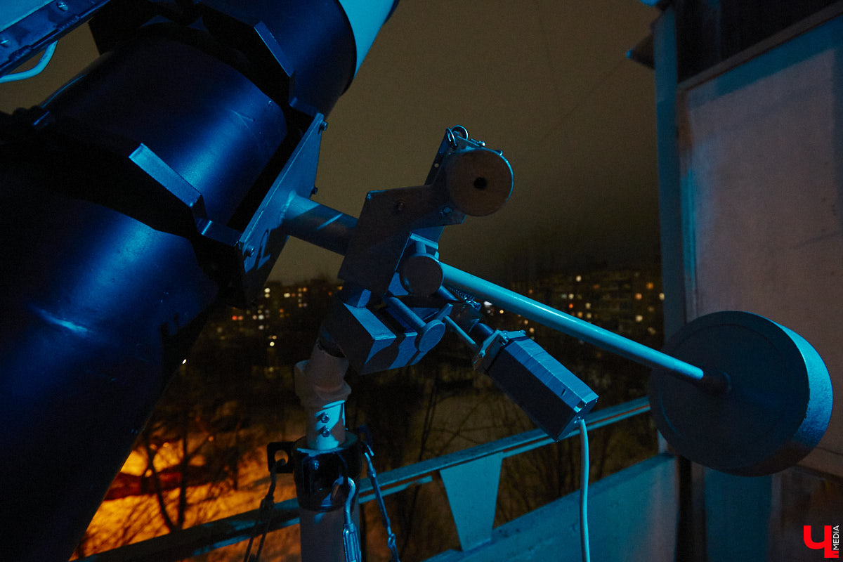 Есть ли жизнь на Марсе, нет ли жизни на Марсе? Этот философский вопрос в новогодние праздники задают не только почитатели легендарного фильма, но и астроном-любитель из Владимира Антон Андрианов. За всеми объектами на небе он теперь следит с помощью самого мощного телескопа, который сам же и собрал.