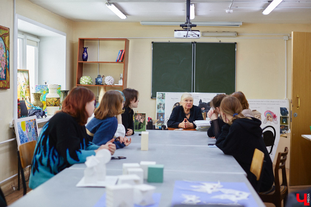 Студентам владимирского колледжа культуры на отделении театрально-декорационного искусства преподают секреты мистификации старых мастеров и современные технологии имитации материалов.