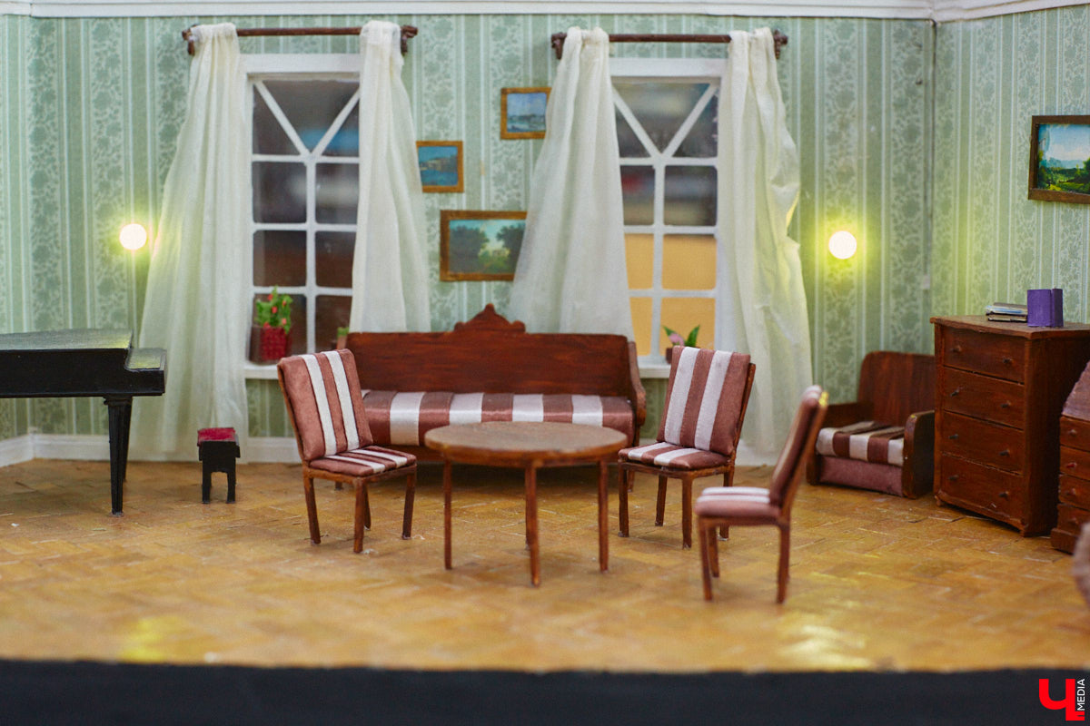 Студентам владимирского колледжа культуры на отделении театрально-декорационного искусства преподают секреты мистификации старых мастеров и современные технологии имитации материалов.