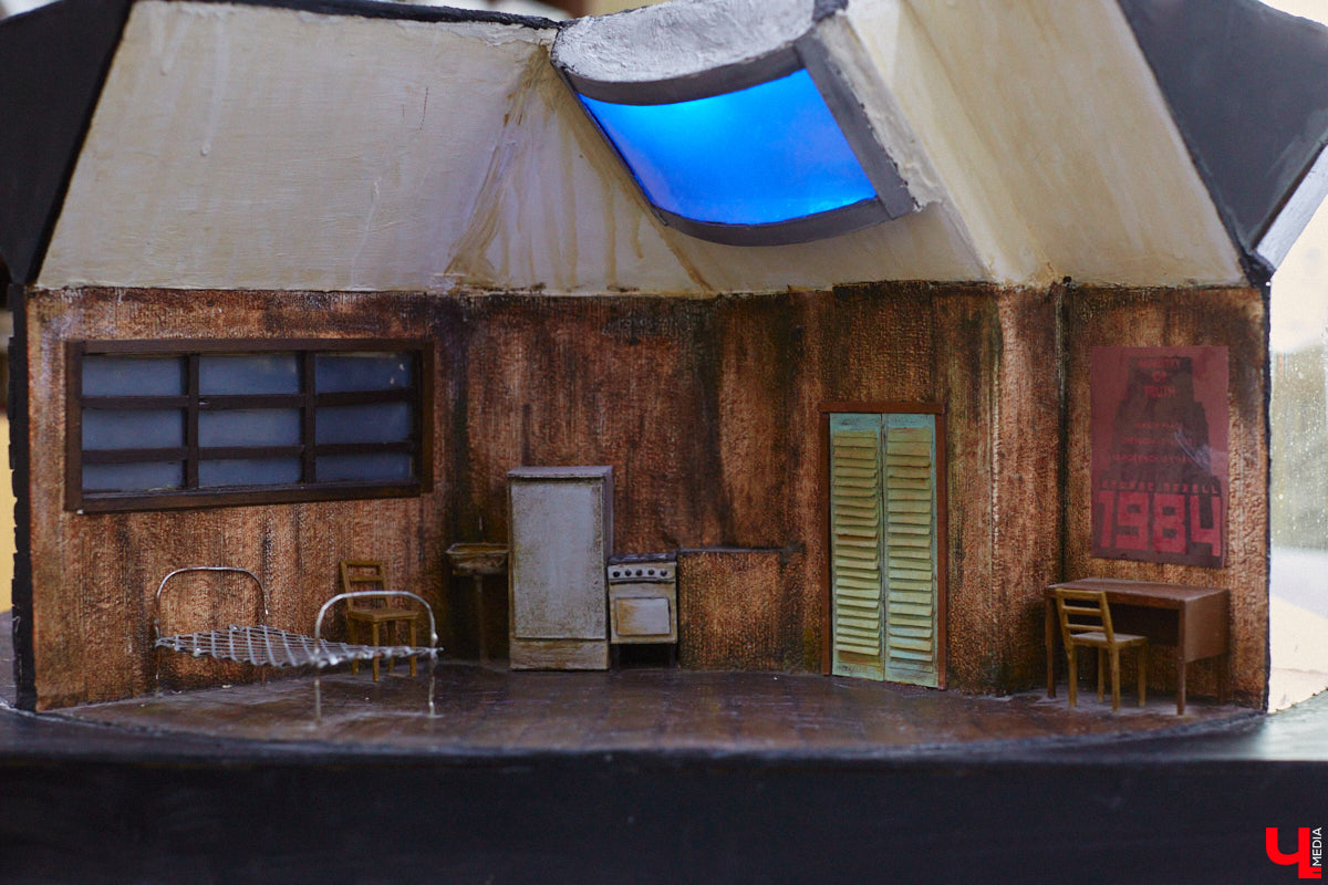 Студентам владимирского колледжа культуры на отделении театрально-декорационного искусства преподают секреты мистификации старых мастеров и современные технологии имитации материалов.