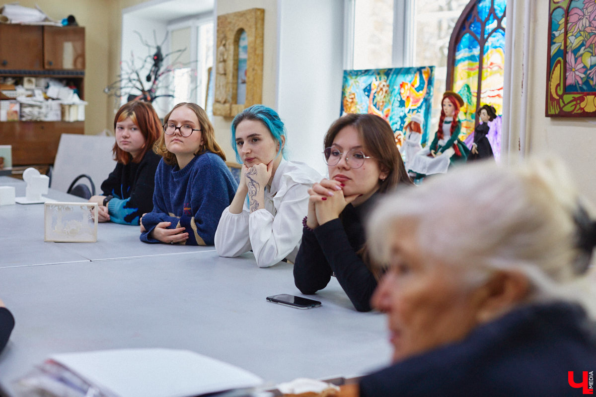 Студентам владимирского колледжа культуры на отделении театрально-декорационного искусства преподают секреты мистификации старых мастеров и современные технологии имитации материалов.