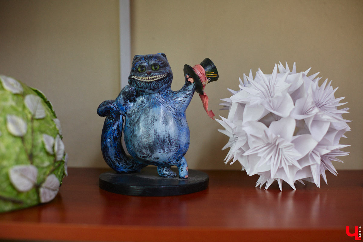 Студентам владимирского колледжа культуры на отделении театрально-декорационного искусства преподают секреты мистификации старых мастеров и современные технологии имитации материалов.