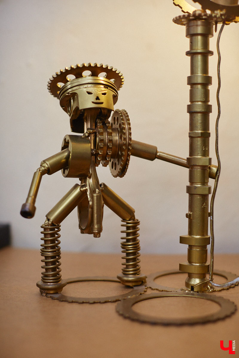 Студентам владимирского колледжа культуры на отделении театрально-декорационного искусства преподают секреты мистификации старых мастеров и современные технологии имитации материалов.