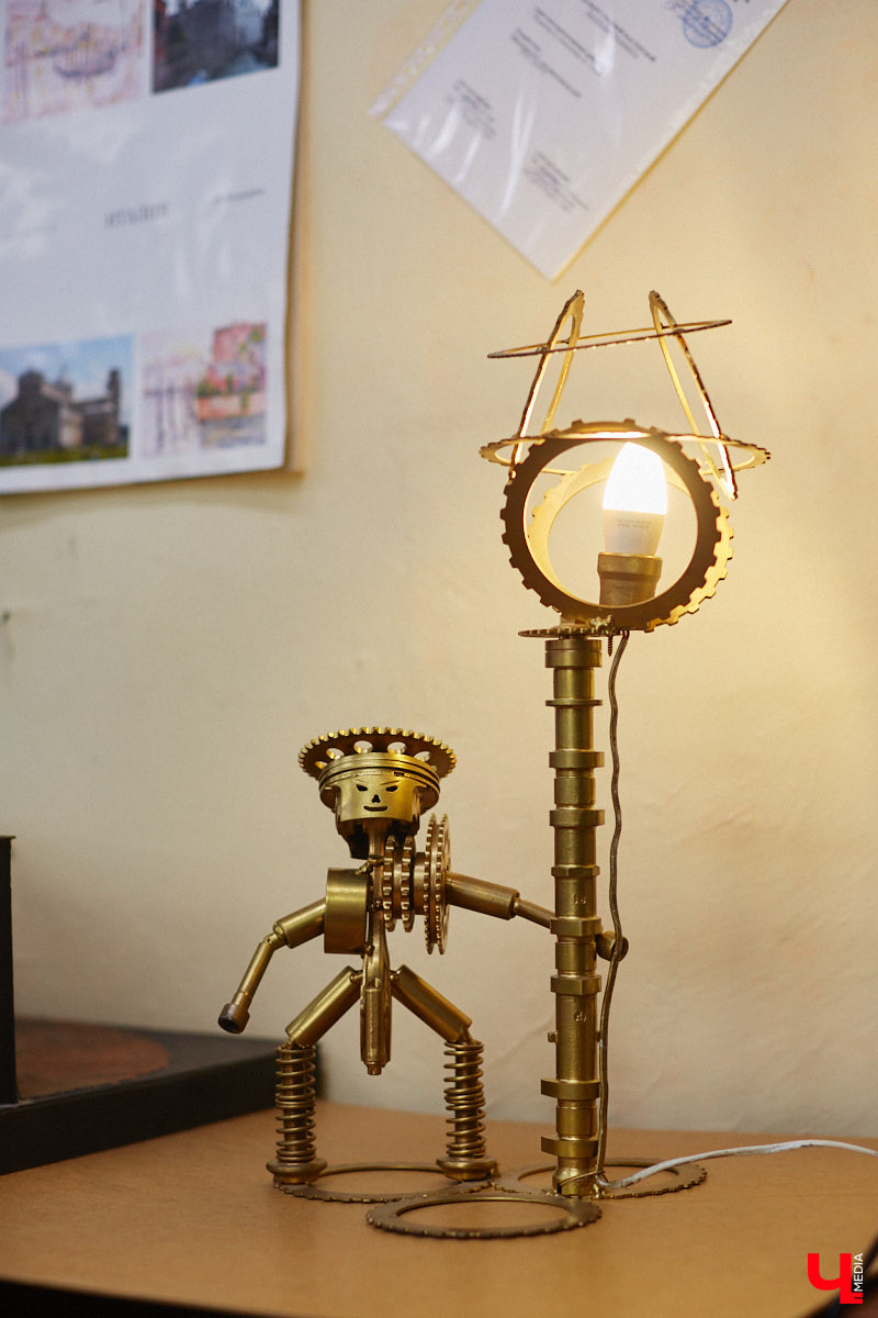 Студентам владимирского колледжа культуры на отделении театрально-декорационного искусства преподают секреты мистификации старых мастеров и современные технологии имитации материалов.