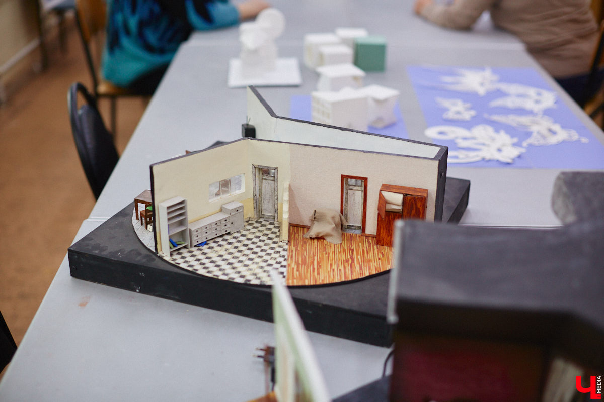 Студентам владимирского колледжа культуры на отделении театрально-декорационного искусства преподают секреты мистификации старых мастеров и современные технологии имитации материалов.