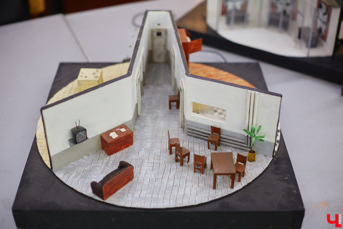 Студентам владимирского колледжа культуры на отделении театрально-декорационного искусства преподают секреты мистификации старых мастеров и современные технологии имитации материалов.