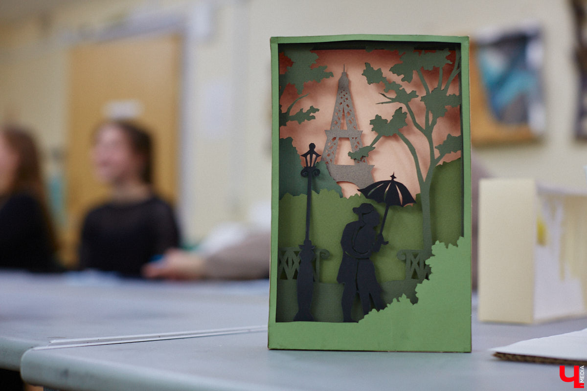 Студентам владимирского колледжа культуры на отделении театрально-декорационного искусства преподают секреты мистификации старых мастеров и современные технологии имитации материалов.