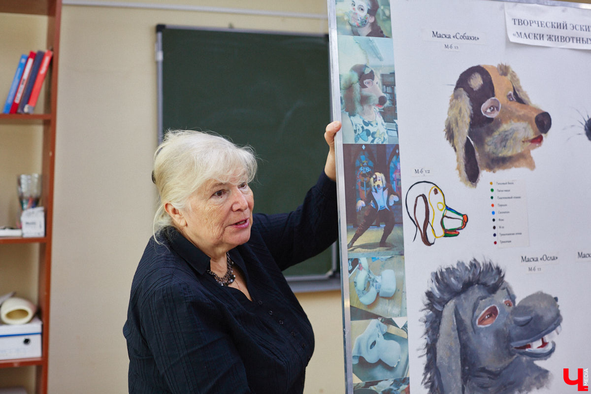 Студентам владимирского колледжа культуры на отделении театрально-декорационного искусства преподают секреты мистификации старых мастеров и современные технологии имитации материалов.