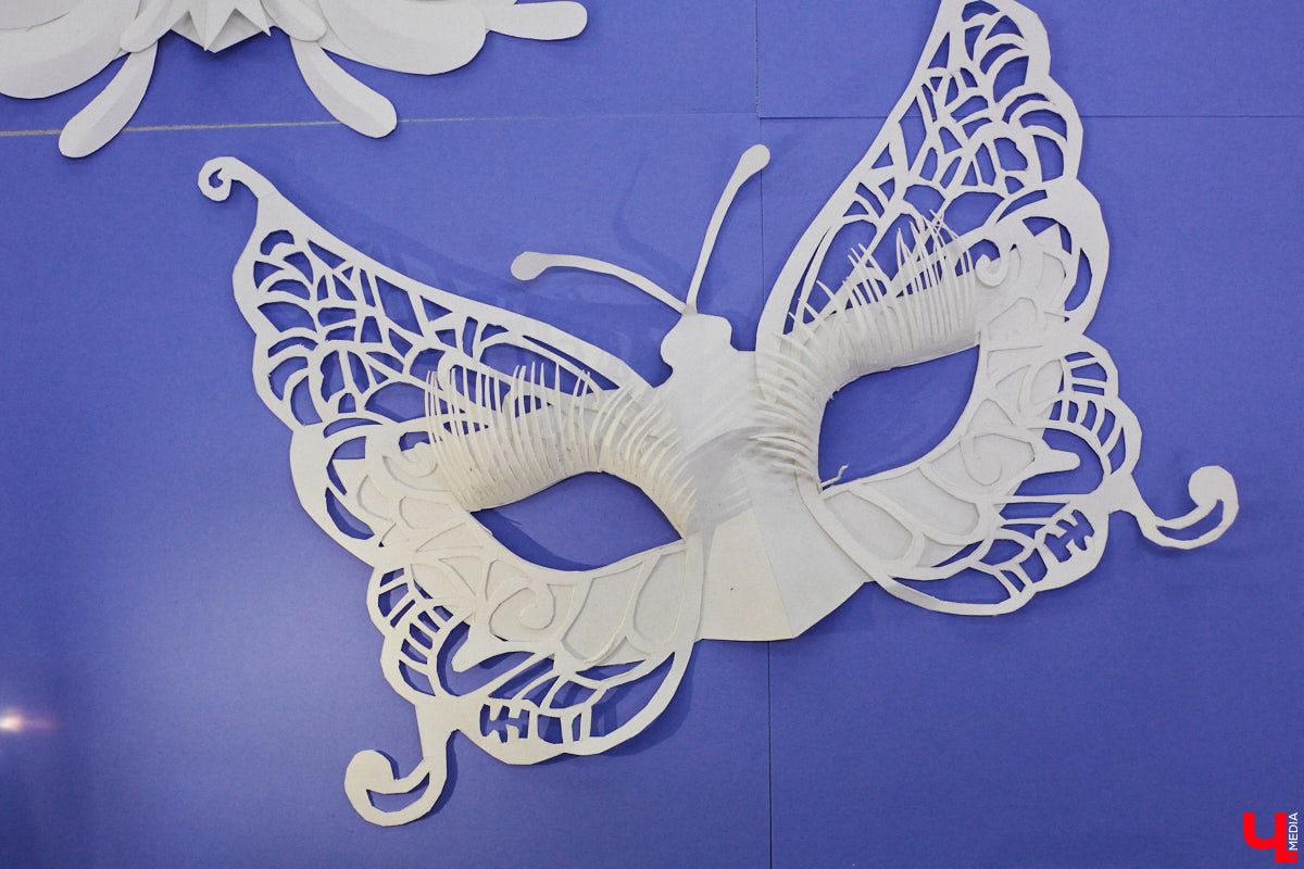 Студентам владимирского колледжа культуры на отделении театрально-декорационного искусства преподают секреты мистификации старых мастеров и современные технологии имитации материалов.