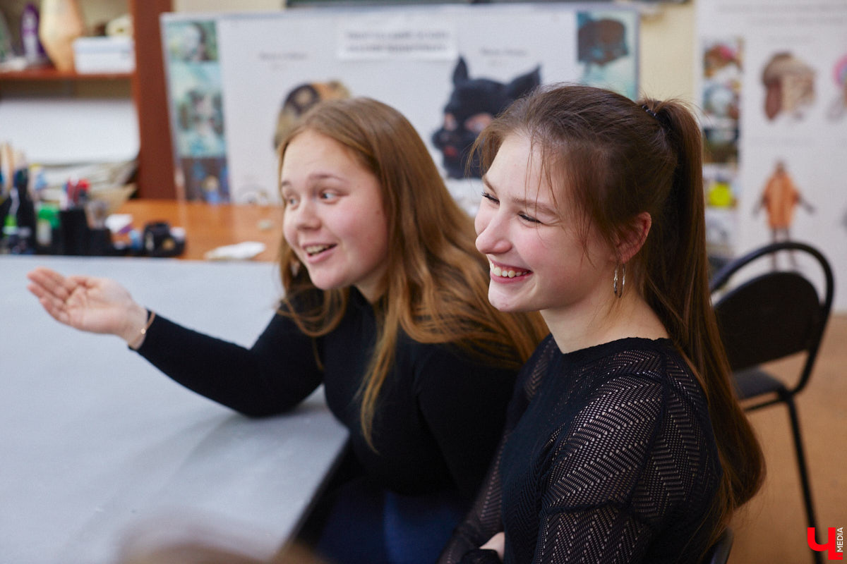 Студентам владимирского колледжа культуры на отделении театрально-декорационного искусства преподают секреты мистификации старых мастеров и современные технологии имитации материалов.