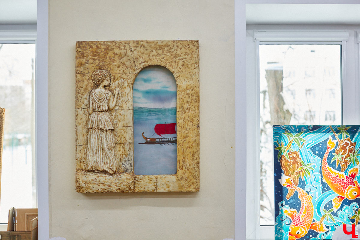 Студентам владимирского колледжа культуры на отделении театрально-декорационного искусства преподают секреты мистификации старых мастеров и современные технологии имитации материалов.