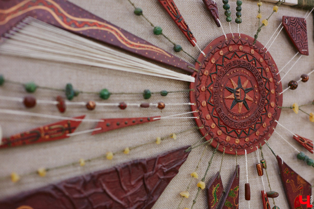 Студентам владимирского колледжа культуры на отделении театрально-декорационного искусства преподают секреты мистификации старых мастеров и современные технологии имитации материалов.