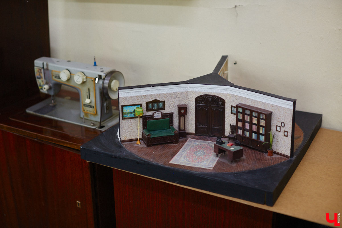 Студентам владимирского колледжа культуры на отделении театрально-декорационного искусства преподают секреты мистификации старых мастеров и современные технологии имитации материалов.