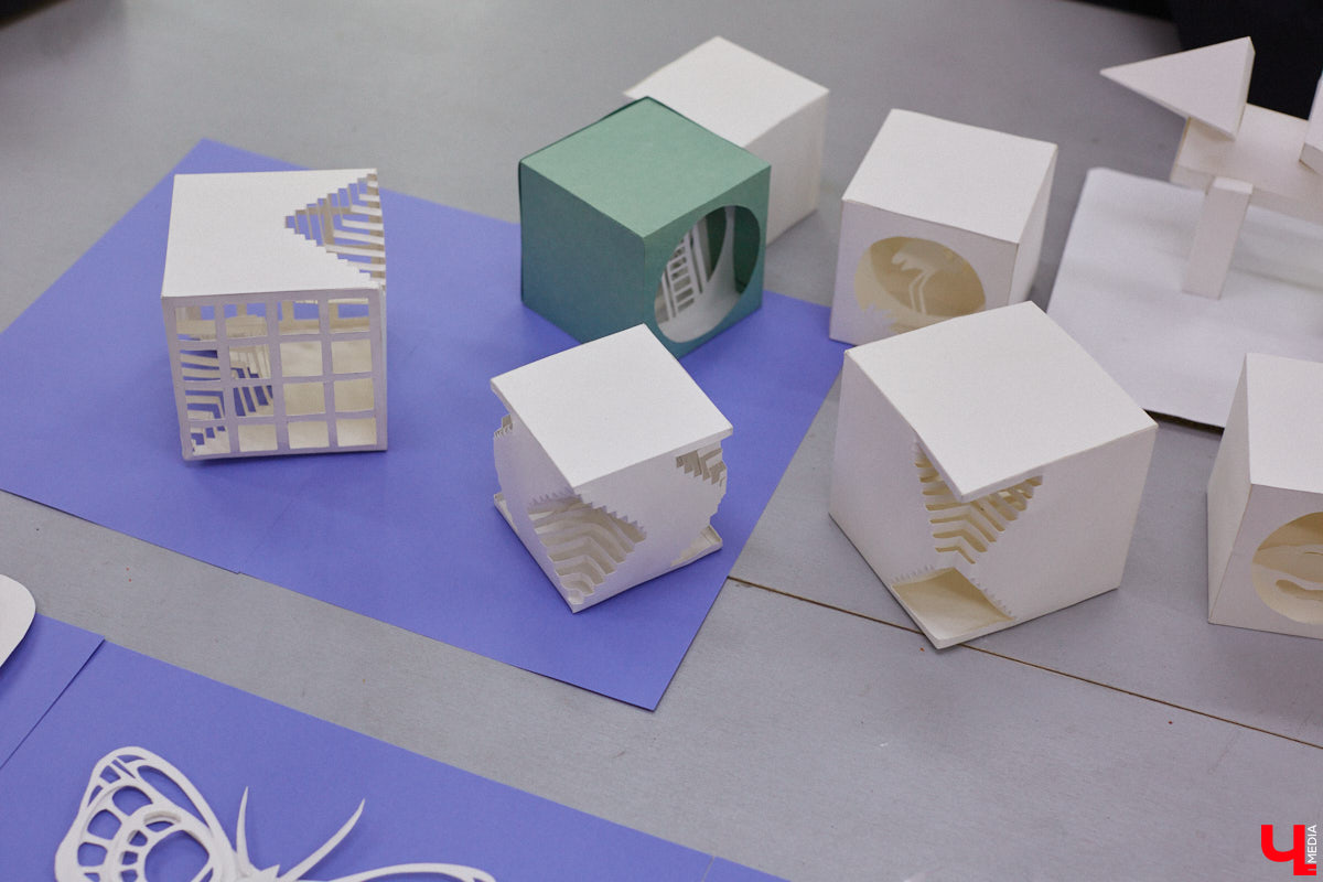 Студентам владимирского колледжа культуры на отделении театрально-декорационного искусства преподают секреты мистификации старых мастеров и современные технологии имитации материалов.