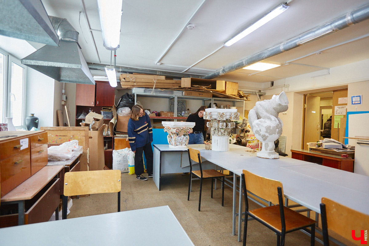 Студентам владимирского колледжа культуры на отделении театрально-декорационного искусства преподают секреты мистификации старых мастеров и современные технологии имитации материалов.