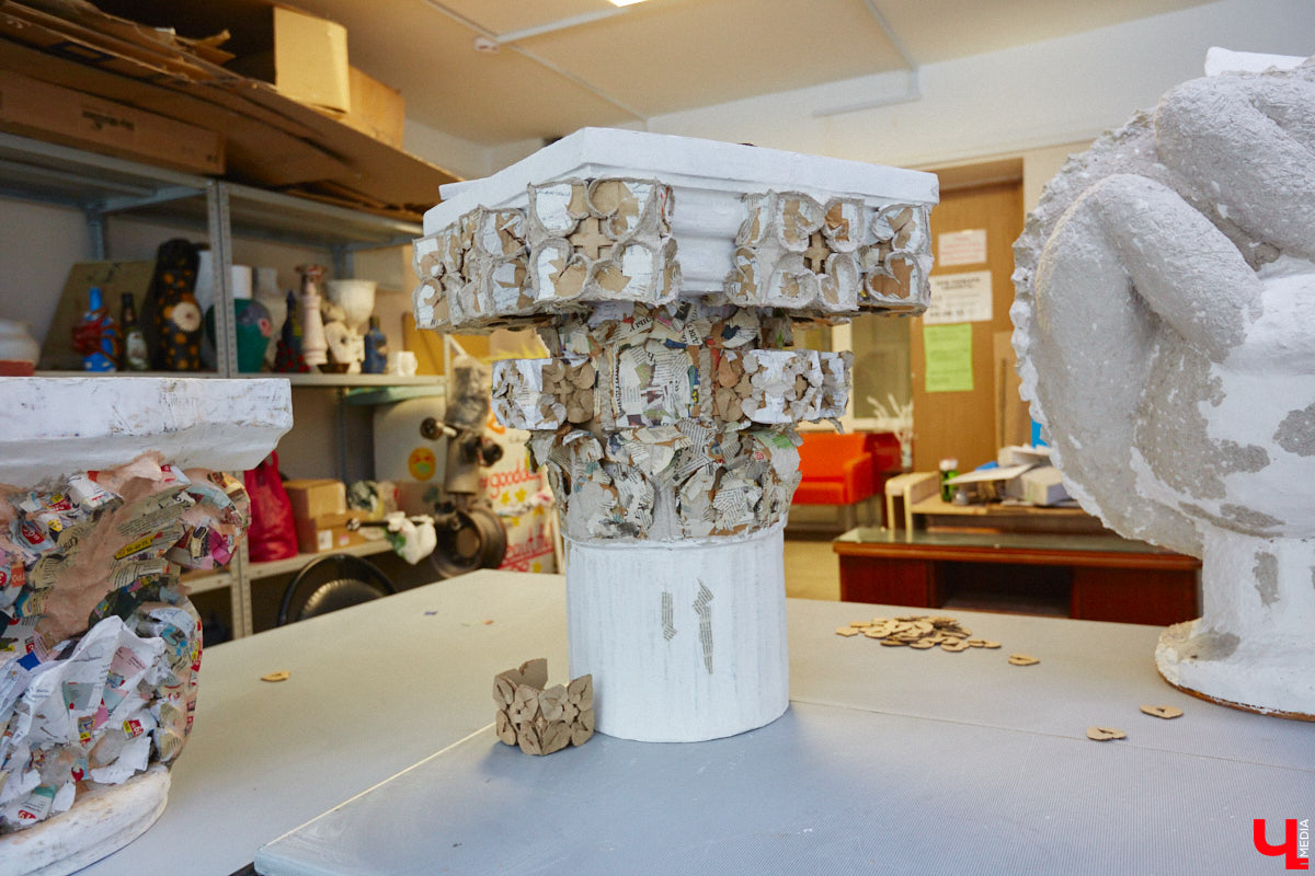 Студентам владимирского колледжа культуры на отделении театрально-декорационного искусства преподают секреты мистификации старых мастеров и современные технологии имитации материалов.