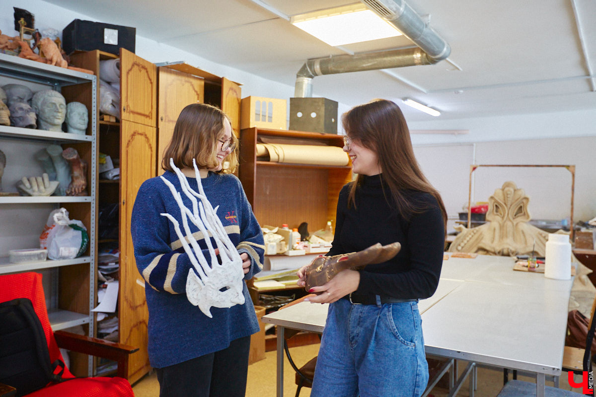 Студентам владимирского колледжа культуры на отделении театрально-декорационного искусства преподают секреты мистификации старых мастеров и современные технологии имитации материалов.