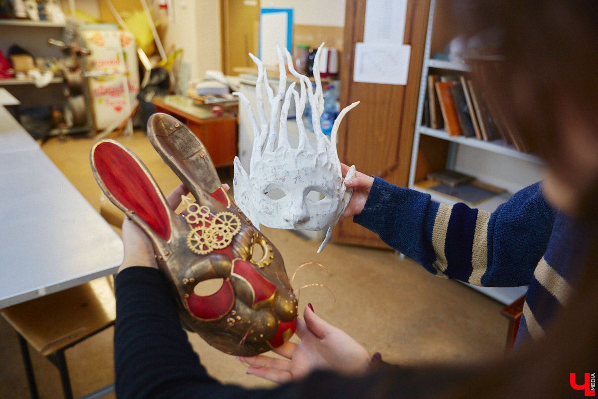 Студентам владимирского колледжа культуры на отделении театрально-декорационного искусства преподают секреты мистификации старых мастеров и современные технологии имитации материалов.