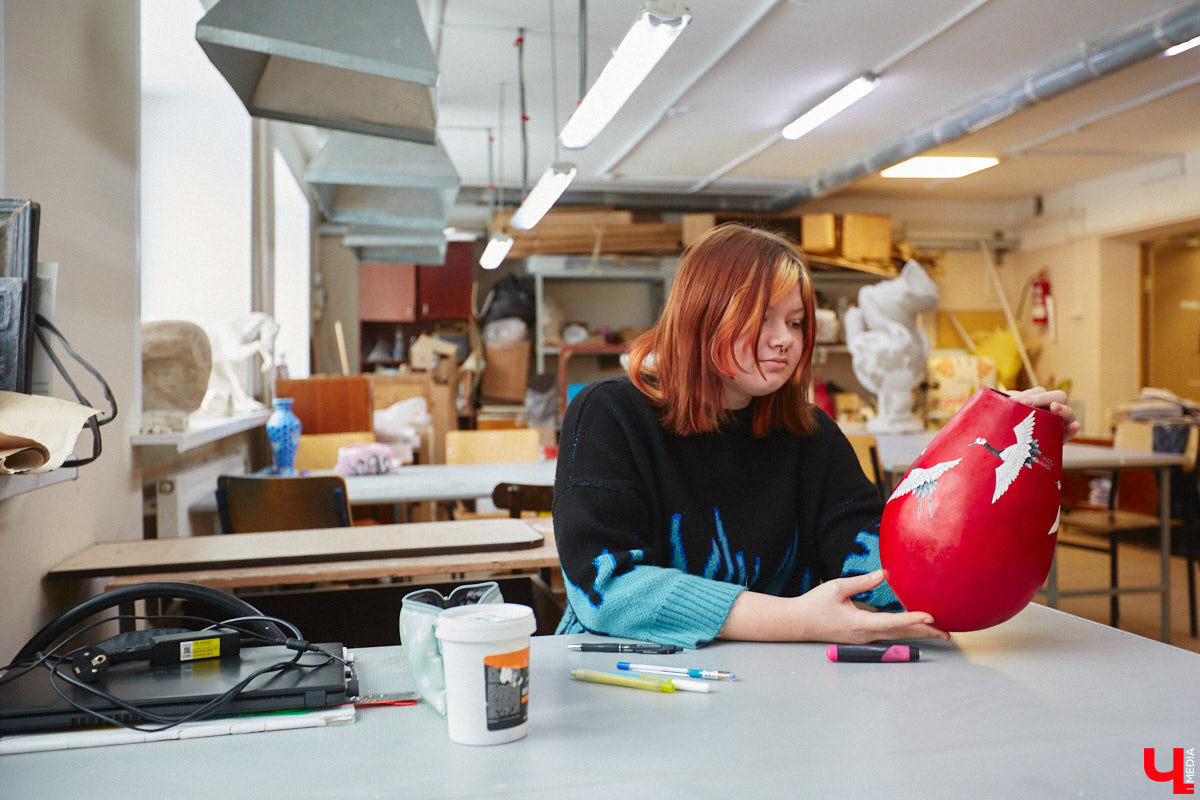 Студентам владимирского колледжа культуры на отделении театрально-декорационного искусства преподают секреты мистификации старых мастеров и современные технологии имитации материалов.