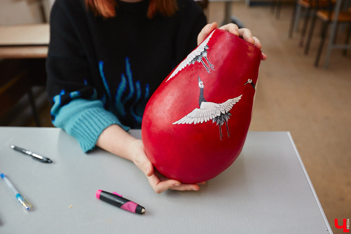 Студентам владимирского колледжа культуры на отделении театрально-декорационного искусства преподают секреты мистификации старых мастеров и современные технологии имитации материалов.