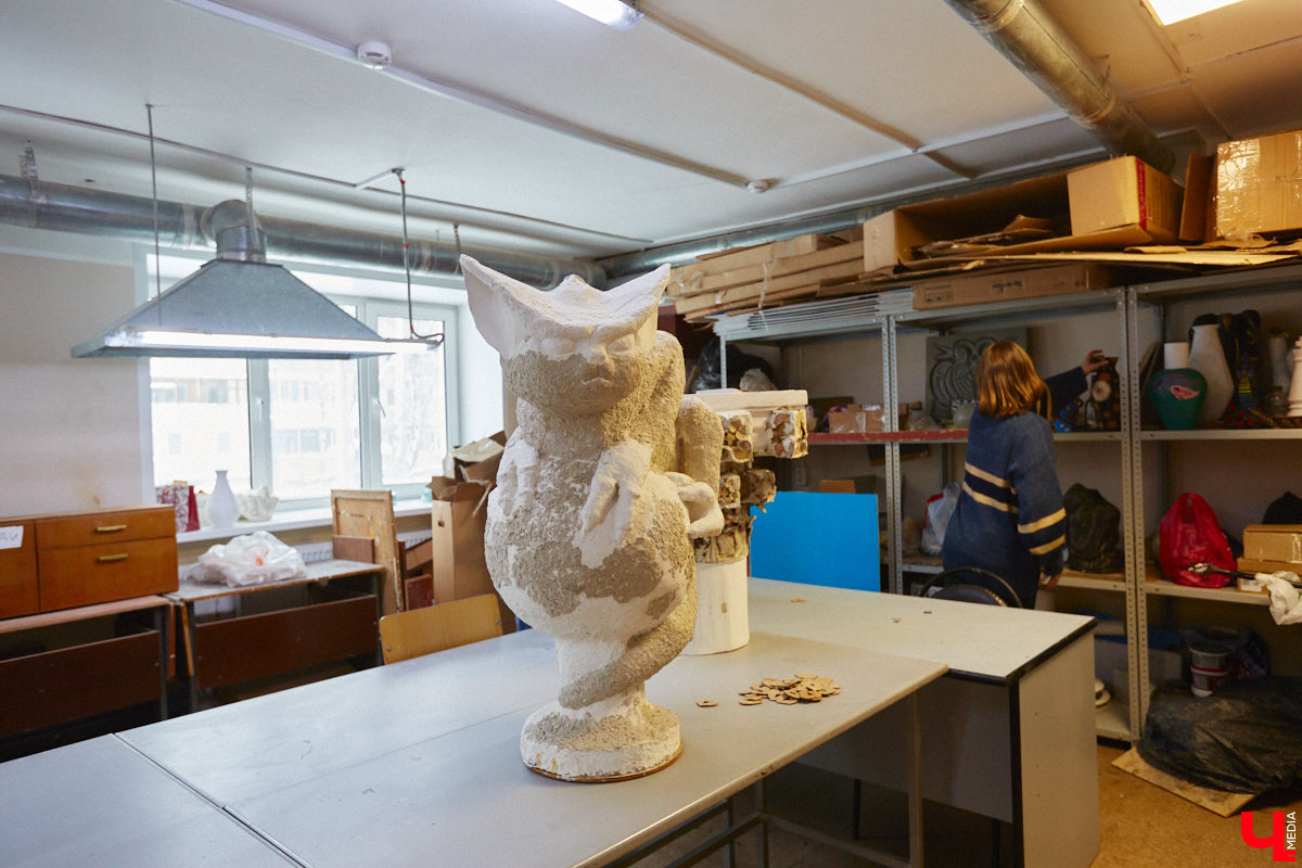 Студентам владимирского колледжа культуры на отделении театрально-декорационного искусства преподают секреты мистификации старых мастеров и современные технологии имитации материалов.