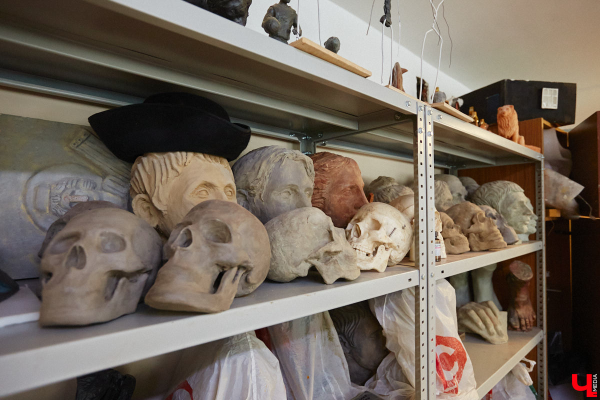 Студентам владимирского колледжа культуры на отделении театрально-декорационного искусства преподают секреты мистификации старых мастеров и современные технологии имитации материалов.