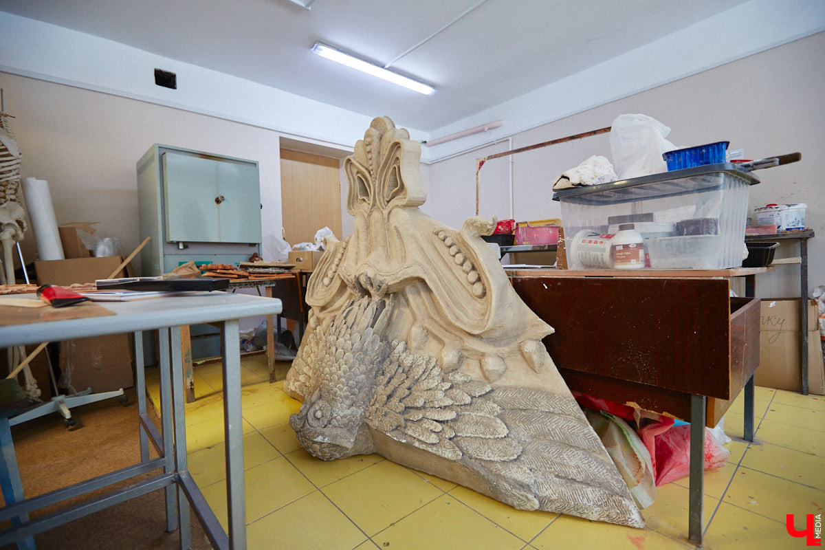 Студентам владимирского колледжа культуры на отделении театрально-декорационного искусства преподают секреты мистификации старых мастеров и современные технологии имитации материалов.