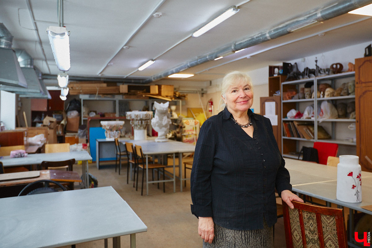 Студентам владимирского колледжа культуры на отделении театрально-декорационного искусства преподают секреты мистификации старых мастеров и современные технологии имитации материалов.