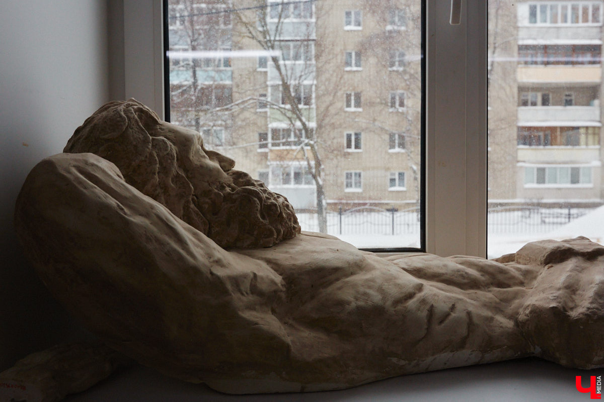 Студентам владимирского колледжа культуры на отделении театрально-декорационного искусства преподают секреты мистификации старых мастеров и современные технологии имитации материалов.