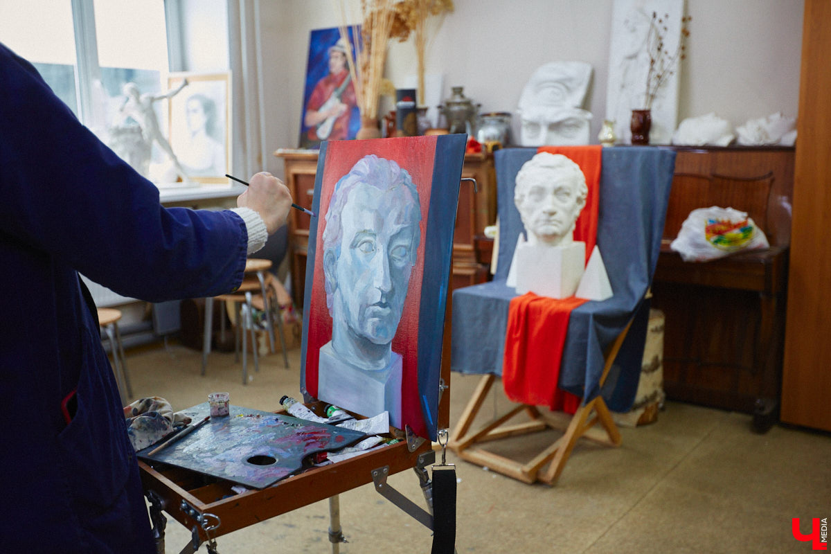 Студентам владимирского колледжа культуры на отделении театрально-декорационного искусства преподают секреты мистификации старых мастеров и современные технологии имитации материалов.