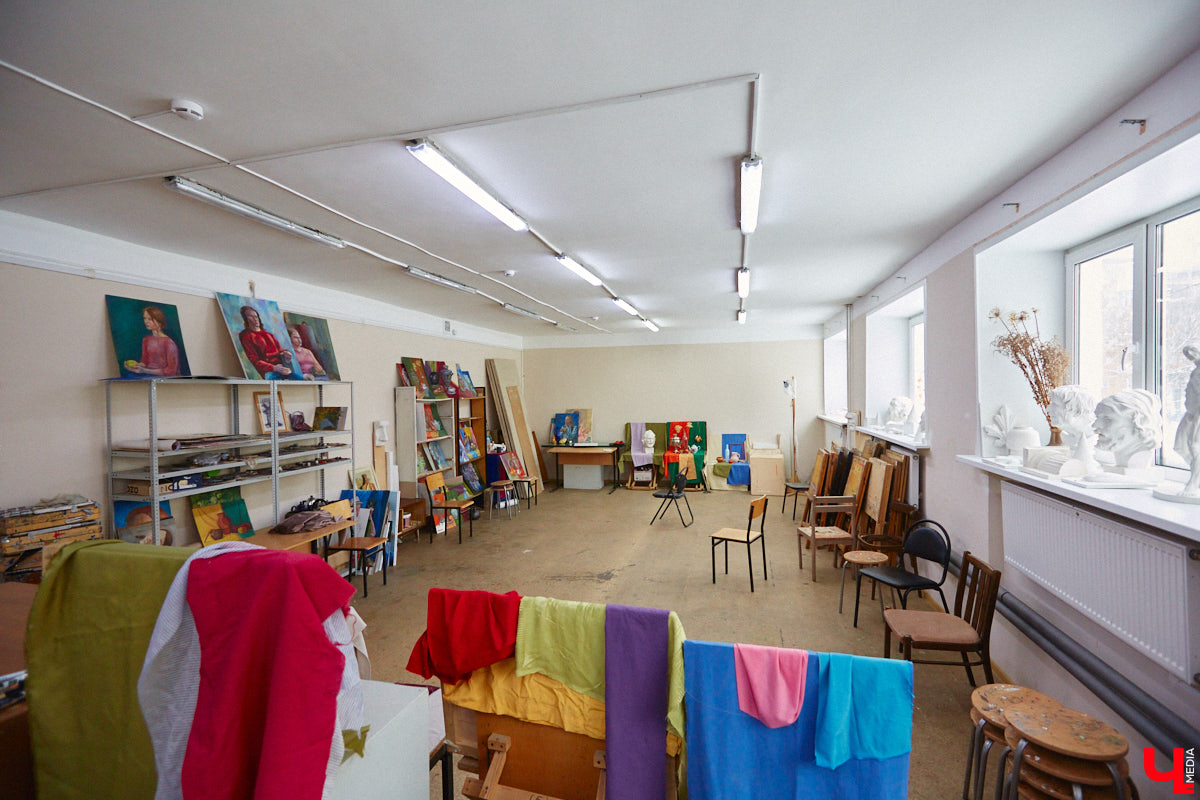 Студентам владимирского колледжа культуры на отделении театрально-декорационного искусства преподают секреты мистификации старых мастеров и современные технологии имитации материалов.