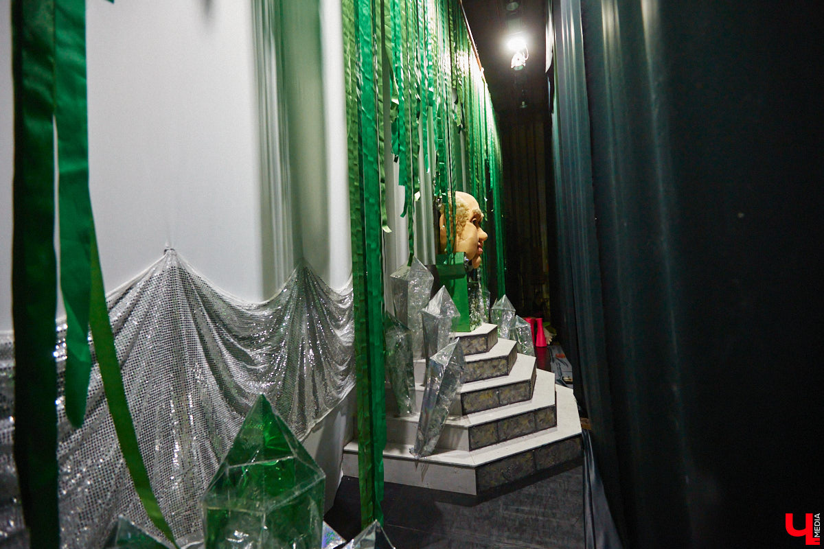 Студентам владимирского колледжа культуры на отделении театрально-декорационного искусства преподают секреты мистификации старых мастеров и современные технологии имитации материалов.