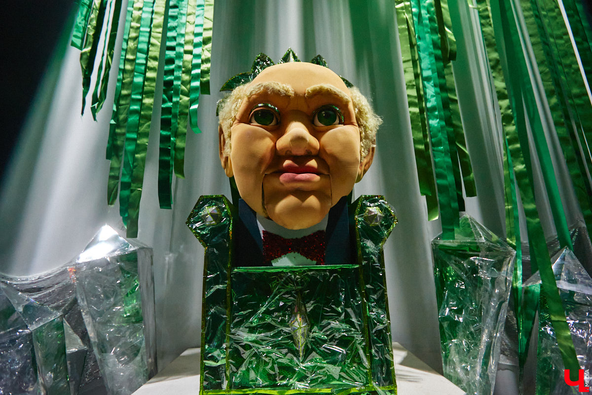 Студентам владимирского колледжа культуры на отделении театрально-декорационного искусства преподают секреты мистификации старых мастеров и современные технологии имитации материалов.