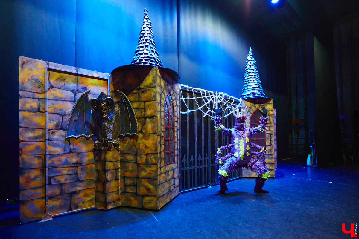 Студентам владимирского колледжа культуры на отделении театрально-декорационного искусства преподают секреты мистификации старых мастеров и современные технологии имитации материалов.