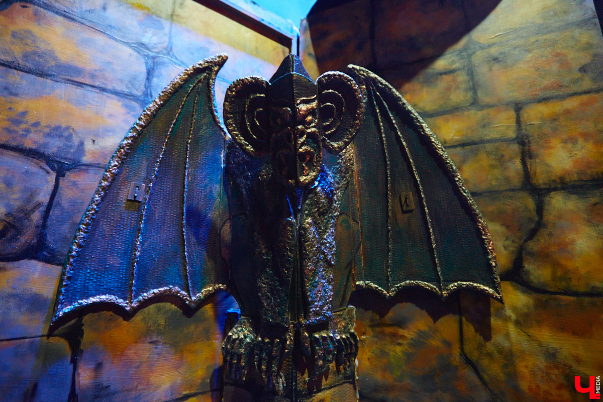 Студентам владимирского колледжа культуры на отделении театрально-декорационного искусства преподают секреты мистификации старых мастеров и современные технологии имитации материалов.