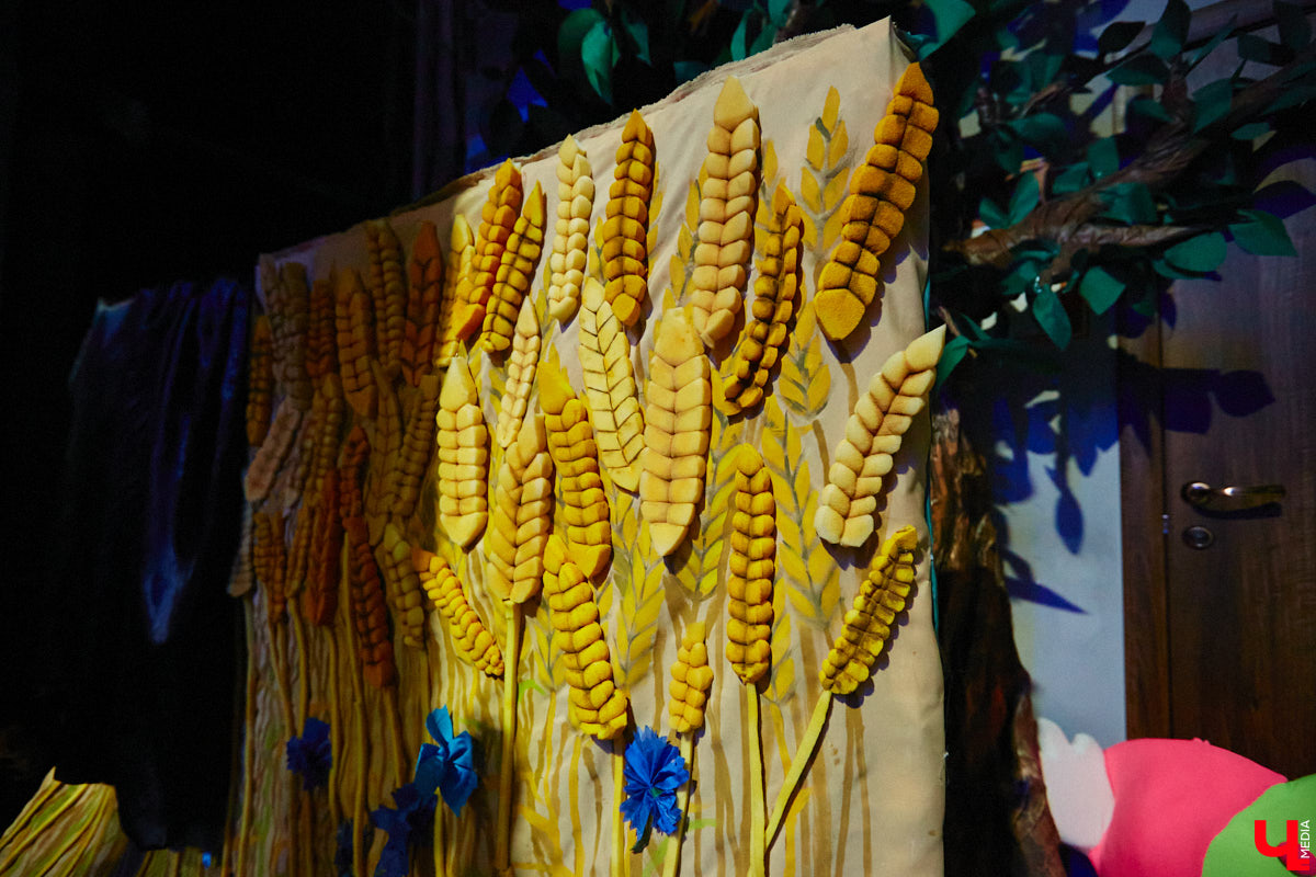 Студентам владимирского колледжа культуры на отделении театрально-декорационного искусства преподают секреты мистификации старых мастеров и современные технологии имитации материалов.