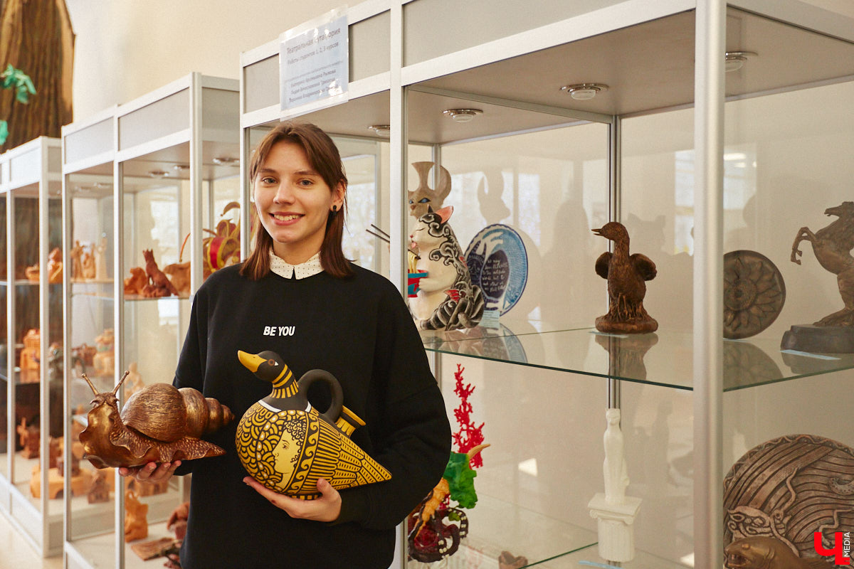 Студентам владимирского колледжа культуры на отделении театрально-декорационного искусства преподают секреты мистификации старых мастеров и современные технологии имитации материалов.