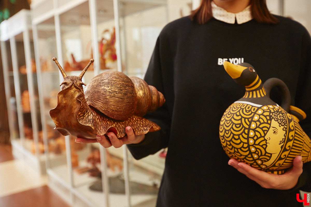 Студентам владимирского колледжа культуры на отделении театрально-декорационного искусства преподают секреты мистификации старых мастеров и современные технологии имитации материалов.