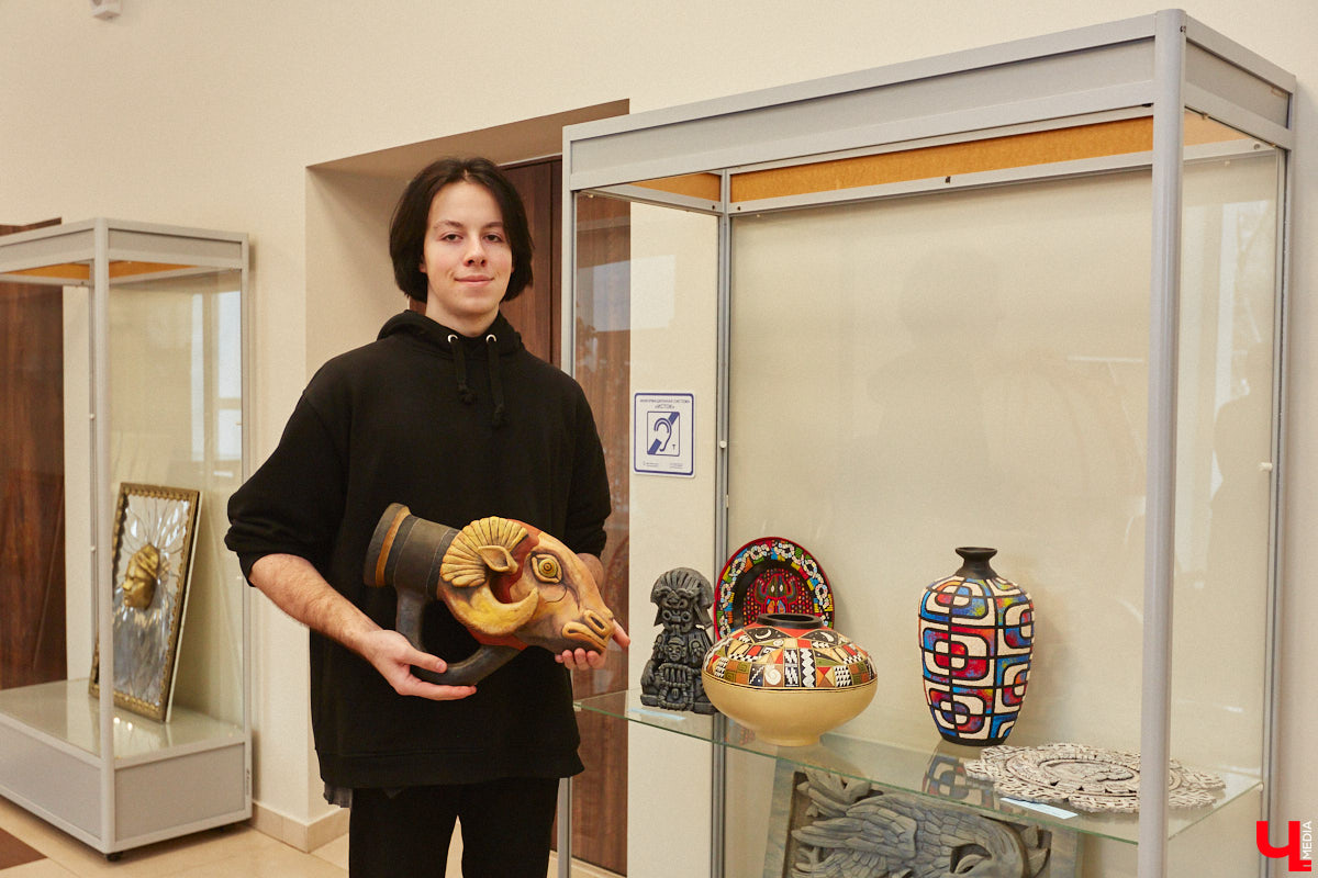 Студентам владимирского колледжа культуры на отделении театрально-декорационного искусства преподают секреты мистификации старых мастеров и современные технологии имитации материалов.