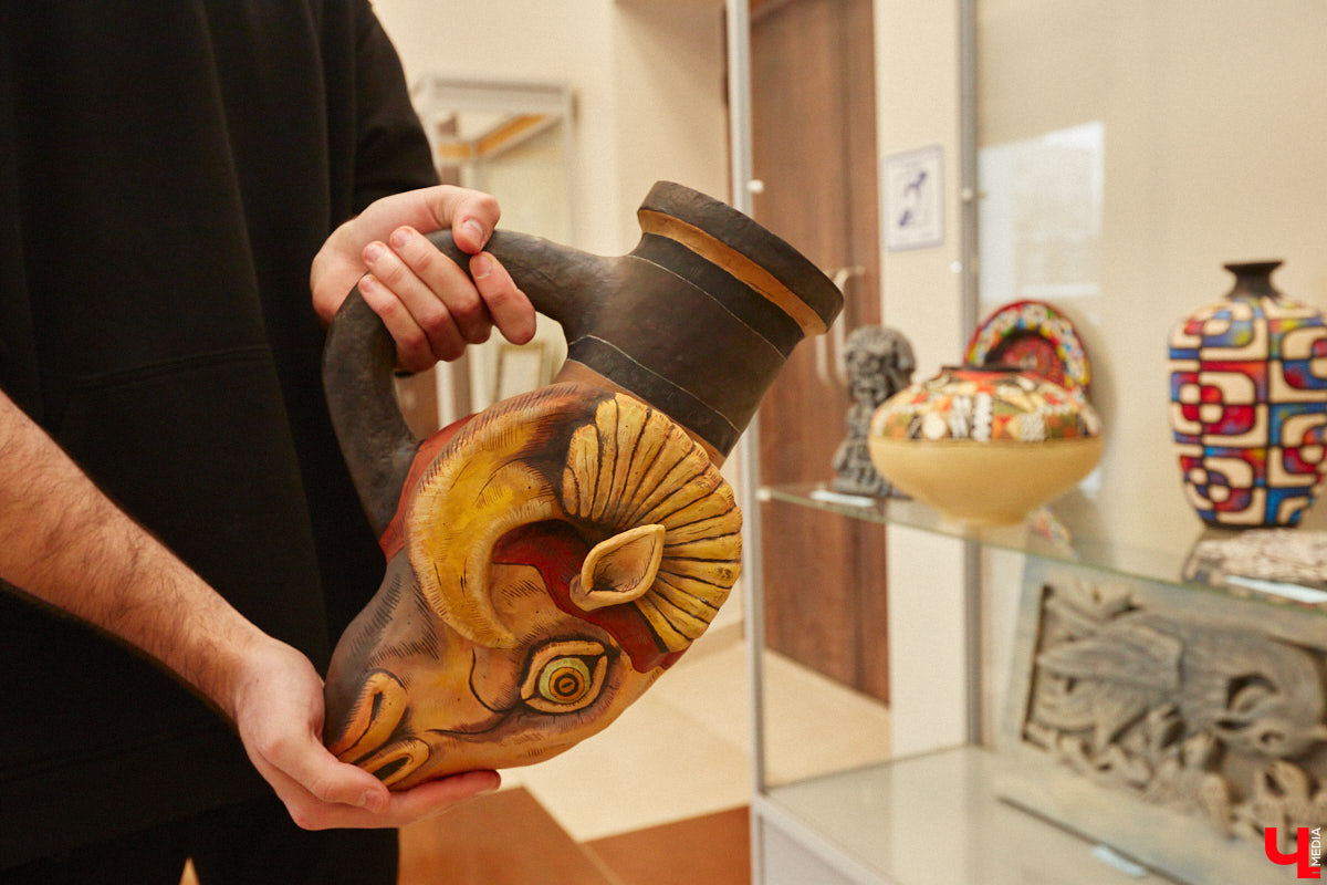 Студентам владимирского колледжа культуры на отделении театрально-декорационного искусства преподают секреты мистификации старых мастеров и современные технологии имитации материалов.