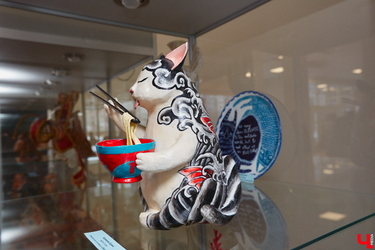 Студентам владимирского колледжа культуры на отделении театрально-декорационного искусства преподают секреты мистификации старых мастеров и современные технологии имитации материалов.