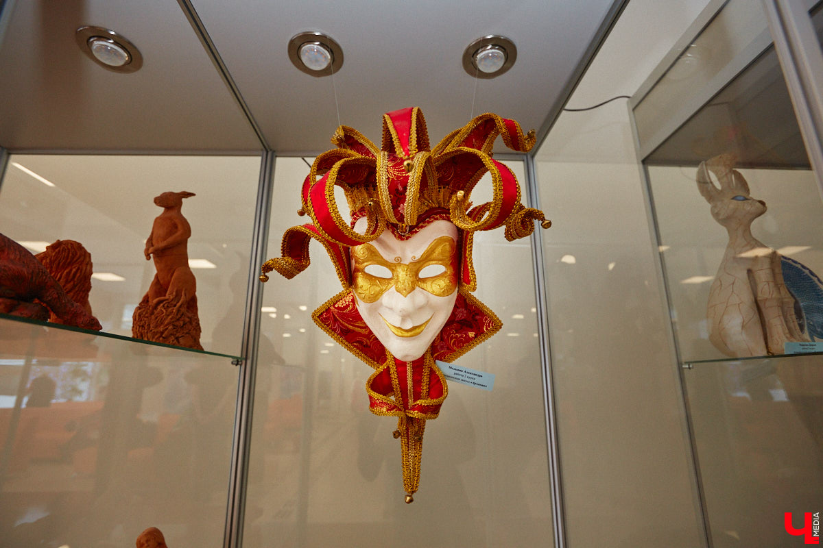 Студентам владимирского колледжа культуры на отделении театрально-декорационного искусства преподают секреты мистификации старых мастеров и современные технологии имитации материалов.