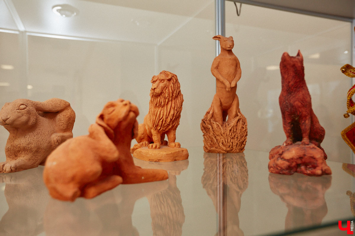 Студентам владимирского колледжа культуры на отделении театрально-декорационного искусства преподают секреты мистификации старых мастеров и современные технологии имитации материалов.