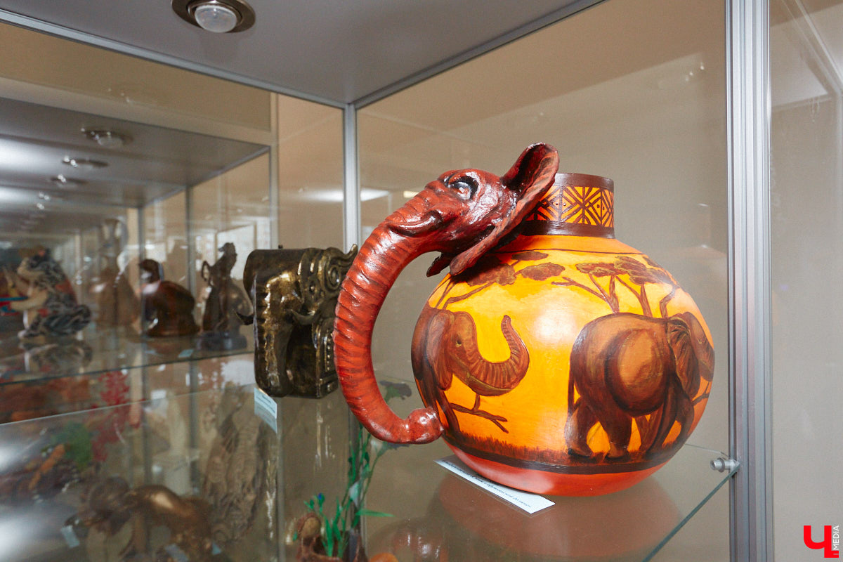 Студентам владимирского колледжа культуры на отделении театрально-декорационного искусства преподают секреты мистификации старых мастеров и современные технологии имитации материалов.